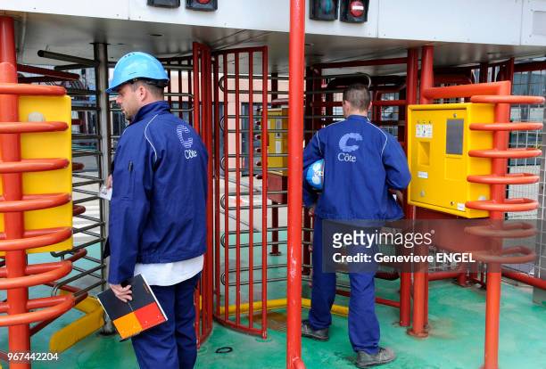 Techniciens au portique de sécurité à l'entrée, 24 mai 2011, centrale nucléaire de Fessenheim, Haut-Rhin, Alsace, France.