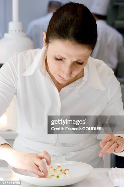 Préparation par Anne-Sophie Pic dans la cuisine de son restaurant, 30 janvier 2015, à Valence, France.