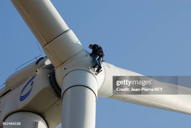 Un technicien fait l'entretien des éoliennes à Avignonet le 31 décembre 2006, France.