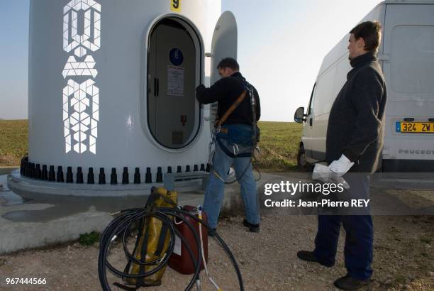 Des techniciens font l'entretien des éoliennes à Avignonet le 31 décembre 2006, France.