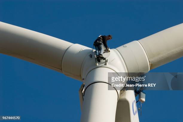 Un technicien fait l'entretien des éoliennes à Avignonet le 31 décembre 2006, France.