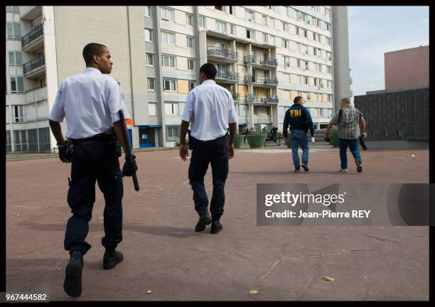 Des policiers font des contrôles dans des halls d'immeuble d'une grande cité pour lutter contre le trafic de drogue le 9 juin 2009 à Saint-Denis,...