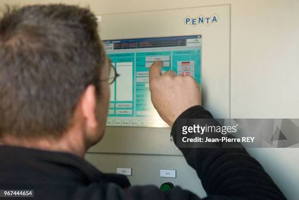 Des techniciens font l'entretien des éoliennes à Avignonet le 31 décembre 2006, France.
