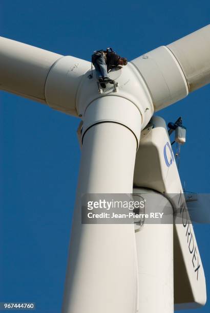 Un technicien fait l'entretien des éoliennes à Avignonet le 31 décembre 2006, France.