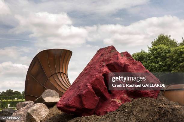 Oeuvre de l'artiste plasticien contemporain britannique d'origine indienne Anish Kapoor lors de son exposition, le 29 mai 2015 dans le parc du...