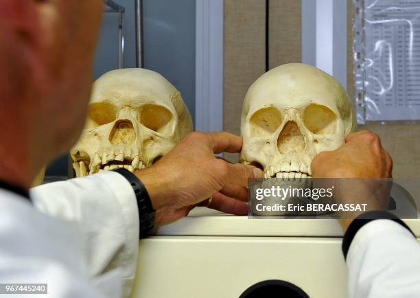 Laboratoire d'anthropologie, crâne et ossements humain en cours d'identification à l'Institut de Recherche Criminelle de la Gendarmerie Nationale ,...