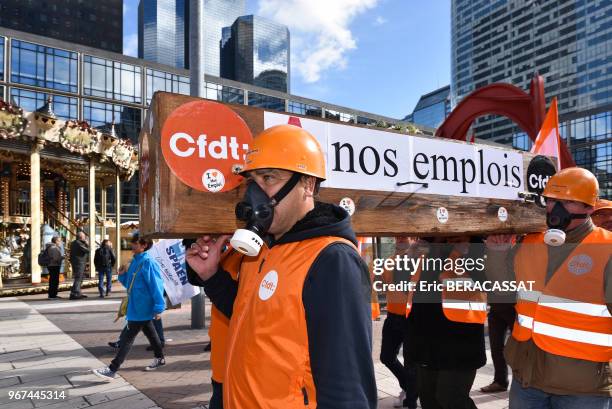 Cercueil porté par des manifestants de la CFDT lors de la manifestation des salariés d?Areva contre le plan social le 15 septembre 2015 à La Défense,...