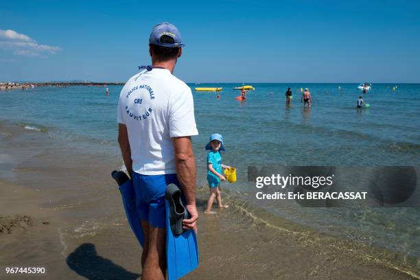 Un maitre nageur sauveteur des CRS assurant la sécurite des plages, le 30 Août 2013 à Agde, France.