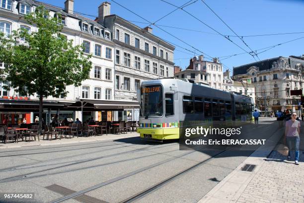 Circulation du tramway et passants, Place du Peuple, Saint-Etienne, France.