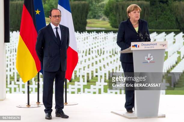 Le président de la République François Hollande et la chancelière allemande Angela Merkel lors des commémorations du centenaire de la bataille de...