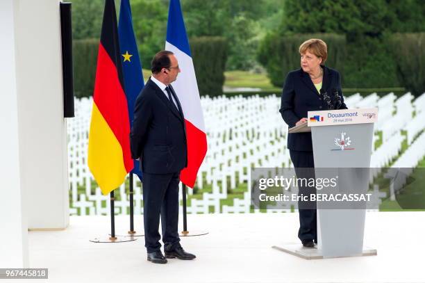 Le président de la République François Hollande et la chancelière allemande Angela Merkel lors des commémorations du centenaire de la bataille de...