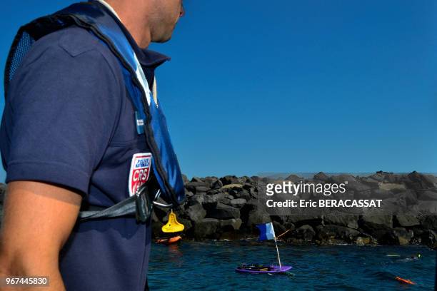 Un maitre nageur sauveteur des CRS assurant la sécurite des plages et le contrôle maritime, le 30 Août 2013 à Agde, France.