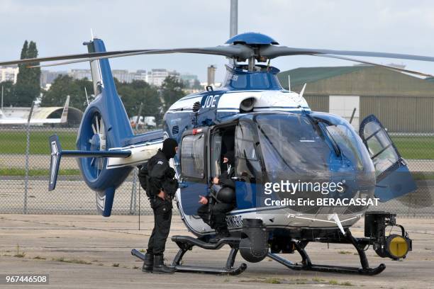 Hélicoptère et membres du Service de Protection des Hautes Personalités lors d'une démonstration de riposte à une agression de personnalité, dans le...