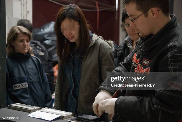 Une jeune chinoise en garde à vue dans un atelier de confection à Saint Denis le 22 février 2007, France.