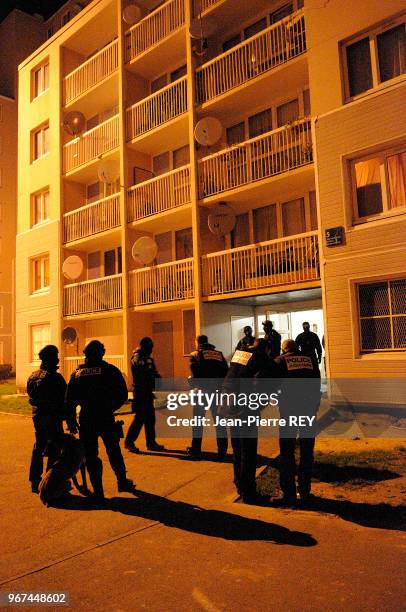 La police lors d'une opération de Police dans une cité à Villiers-Le-Bel le 18 février 2008, France.