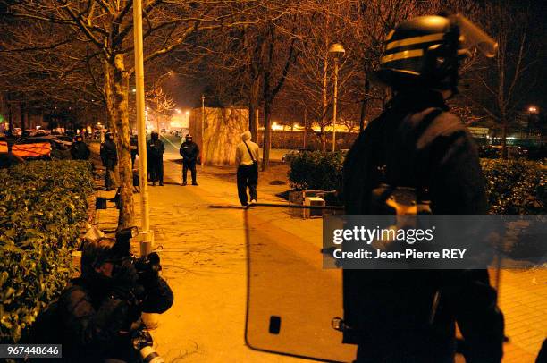 La police lors d'une opération de Police dans une cité à Villiers-Le-Bel le 18 février 2008, France.