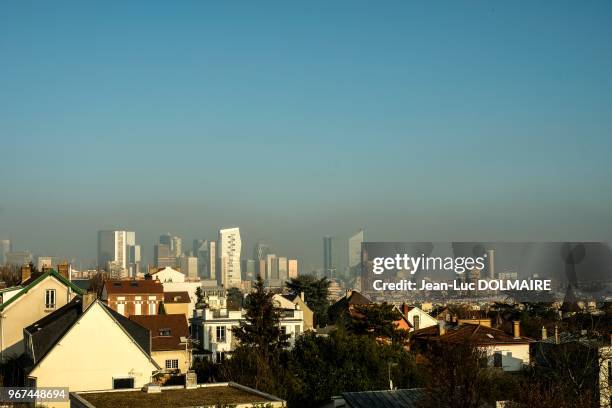 Nuage de pollution au dessus du quartier de la Défense, 17 décembre 2016, France.