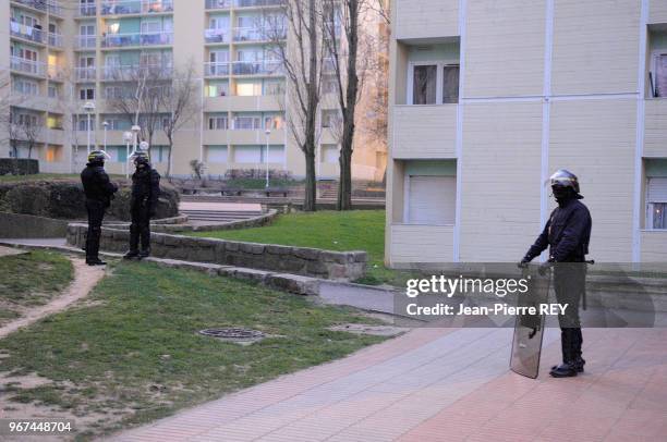 La police lors d'une opération de Police dans une cité à Villiers-Le-Bel le 18 février 2008, France.