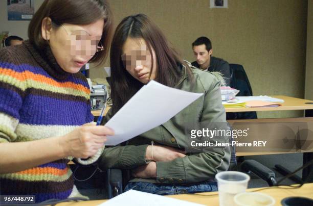 Audition d'une jeune chinoise avec une traductrice à Saint Denis le 22 février 2007, France.