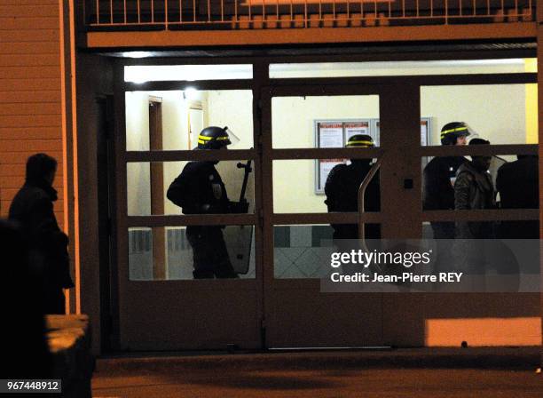 La police lors d'une opération de Police dans une cité à Villiers-Le-Bel le 18 février 2008, France.