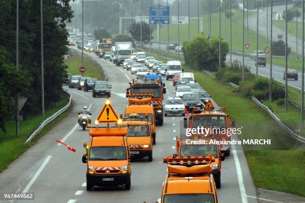 Operation escargot sur l'A330 a l'entree de Nancy par les agents des 12 departements de la Direction interdepartementale des routes de l'Est qui sont...