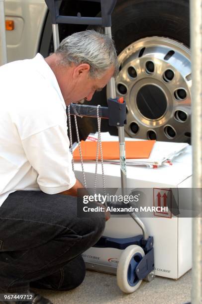 Un medecin de l'UCI prepare un colis d'echantillons a analyser.