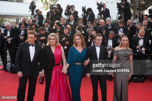 Benoit Magimel, Catherine Deneuve, Emmanuelle Bercot, Rod Paradot et Sara Forestier lors de la montée des marches pour la première du film 'La tête...