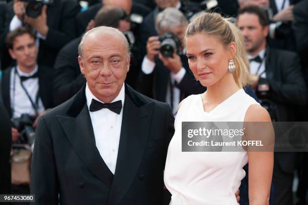 Bar Refaeli et Fawaz Gruosi lors de la montée des marches pour la première du film 'La tête haute' durant le 68eme Festival du Film au Palais des...