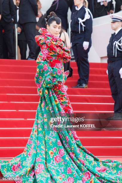 Viann Zhang lors de la montée des marches pour la première du film 'La tête haute' durant le 68eme Festival du Film au Palais des Festivals le 13 mai...