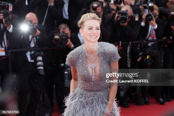 Naomi Watts lors de la montée des marches pour la première du film 'La tête haute' durant le 68eme Festival du Film au Palais des Festivals le 13 mai...