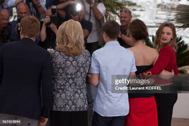 Emmanuelle Bercot, Sara Forestier, Rod Paradot, Catherine Deneuve et Benoît Magimel lors du photocall du film ?La tête haute ' pendant le 68eme...