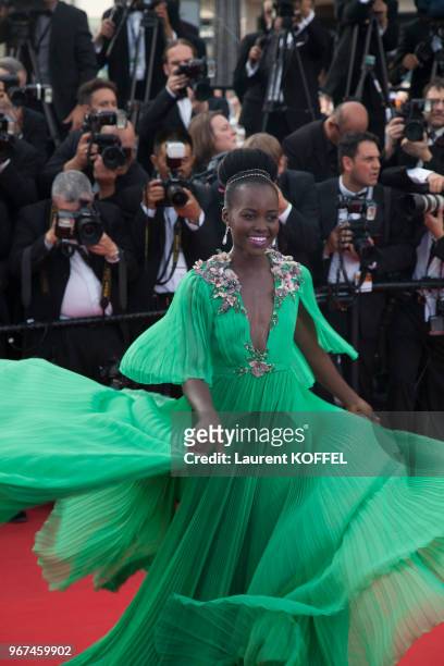 Lupita Nyong'o lors de la montée des marches pour la première du film 'La tête haute' durant le 68eme Festival du Film au Palais des Festivals le 13...