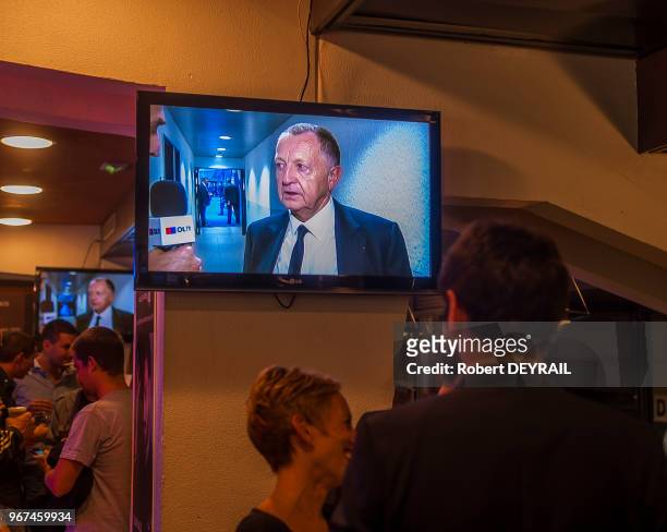 Jean Michel Aulas sur un écran de télévision dans le stade de Gerland le 28 septembre 2013, Lyon, France. Il ne recevera plus les matchs du club de...