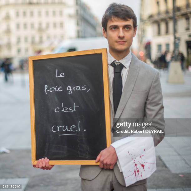 Pour l'organisation de défense des animaux L214, ce happening est l'occasion de montrer aux consommateurs les dessous de la production de foie gras :...