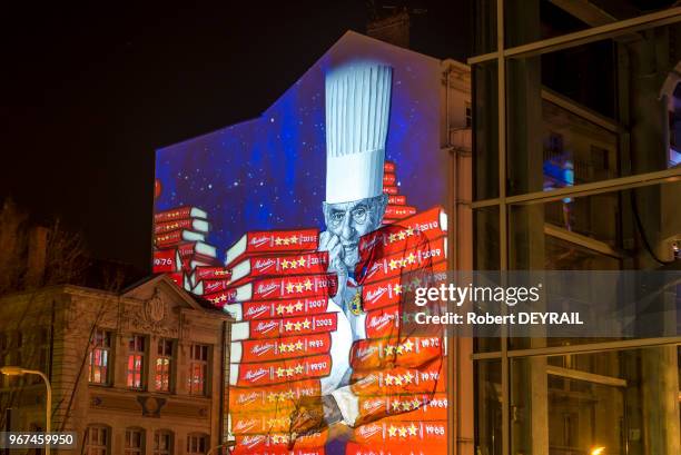 En 2015 et pour la 50 ème année consécutive, le cuisinier du siècle a été couronné de 3 étoiles au guide Michelin, l?excellence du chef lyonnais...