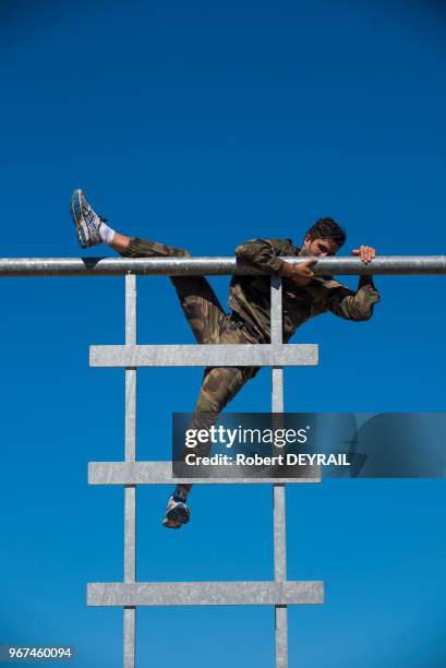 Le club de rugby lyonnais 'Le LOU' a envoyé en stage commando son équipe espoir pour renforcer l'esprit de groupe dans la caserne du 7eme régiment de...