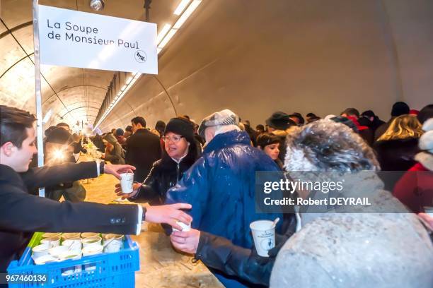 Un buffet de 1,7 kilomètre de long a ét�é installé dans le tunnel urbain de la Croix Rousse afin de donner aux plus nombreux accès à la gastonomie, le...