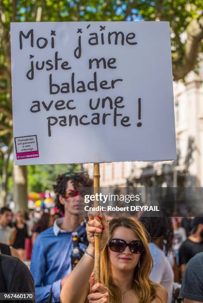 Personnes ont défilé dans le centre ville pour le 20eme anniversaire de la Gaypride lyonnaise, le 20 Juin 2015, à Lyon, France. Jeune femme tenant...