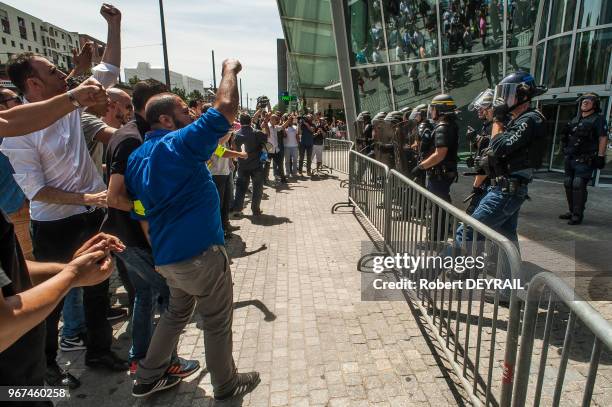 Manifestants faisant face aux CRS lors du rassemblement de plusieurs centaines de taxis au pied de la tour Oxygène siège lyonnais de la socité Uber...