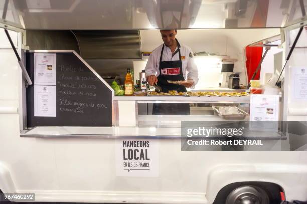 Food truck' destiné à la promotion du concept de consommer des produits alimentaires de qualité cultivés en Ile de France du CERVIA, 'Mangeons local...