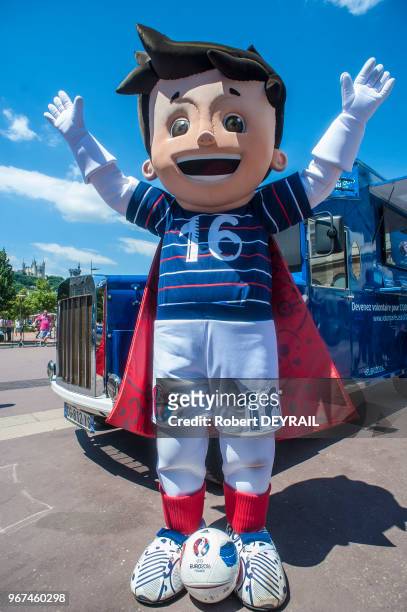 La mascotte du championnat d'Europe de football 2016 'Super Victor' rencontre les habitants de la ville pour recruter des volontaires, le 20 juin...