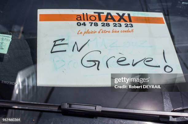 Plusieurs centaines de taxis se sont rassemblés au pied de la tour Oxygène siège lyonnais de la socité Uber pour exiger le blocage de l'application...