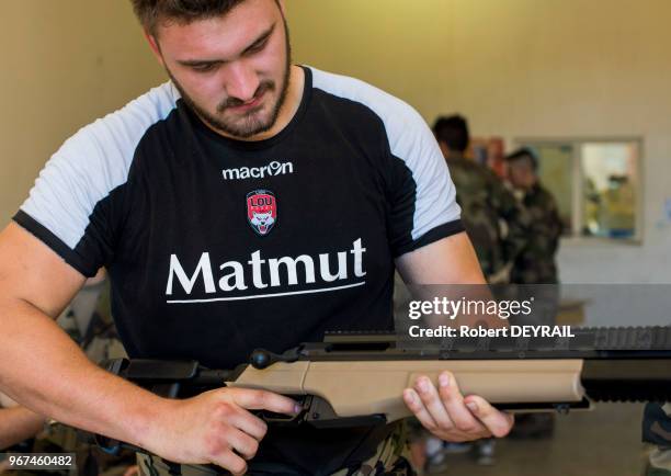 Le club de rugby lyonnais 'Le LOU' a envoyé en stage commando son équipe espoir pour renforcer l'esprit de groupe dans la caserne du 7eme régiment de...