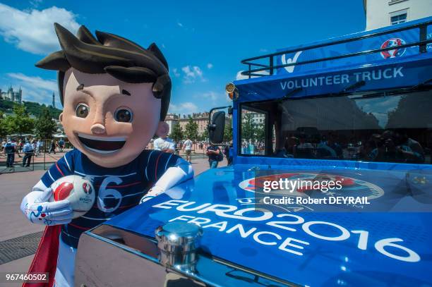 La mascotte du championnat d'Europe de football 2016 'Super Victor' rencontre les habitants de la ville pour recruter des volontaires, le 20 juin...