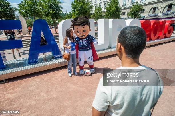 La mascotte du championnat d'Europe de football 2016 'Super Victor' rencontre les habitants de la ville pour recruter des volontaires, le 20 juin...