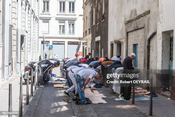 Prière de rue dans le quartier populaire de la Guillotière en centre ville le 24 avril 2015, Lyon, France.