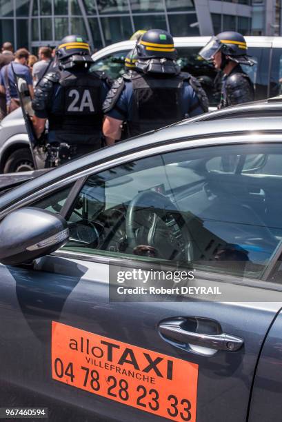 Plusieurs centaines de taxis se sont rassemblés au pied de la tour Oxygène siège lyonnais de la socité Uber pour exiger le blocage de l'application...