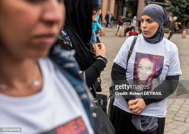 Femme voilée avec un tee-shirt d'Inès Baritel, agée de 15 ans, disparue depuis le 24 Mars 2015 de Roanne. Certains indices peuvent faire penser à un...