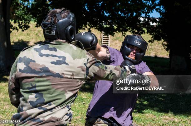 Le club de rugby lyonnais 'Le LOU' a envoyé en stage commando son équipe espoir pour renforcer l'esprit de groupe dans la caserne du 7eme régiment de...