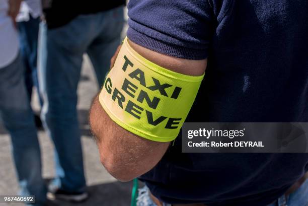 Plusieurs centaines de taxis se sont rassemblés au pied de la tour Oxygène siège lyonnais de la socité Uber pour exiger le blocage de l'application...